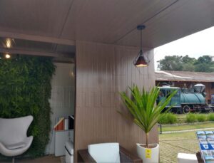 Residência modular tipo container com cobertura e fechamento isotérmico