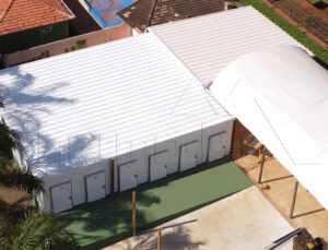 Câmara fria modular com painéis e portas isotérmicas para refrigeração industrial