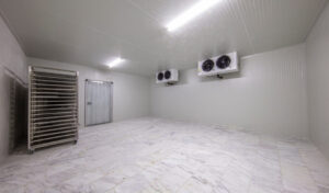 Utilize painéis isotérmicos e portas adequados à aplicação (temperatura positiva ou negativa).