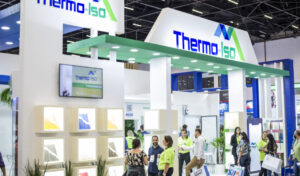 Com presença marcante na FEICON 2022, a Thermo-Iso levou para essa edição do evento inovação, experiência e interatividade para os visitantes do estande. A marca se destacou pelo lançamento da telha tipo forro amadeirado, uma câmara fria e um espaço instagramável exclusivo, com direito a sorteio de um celular. A FEICON é o único evento da América Latina que oferece visão completa do mix de setores da construção civil e arquitetura em um só lugar. Então, ela conecta todo o mercado, gerando conteúdo e negócios 365 dias ao ano. Essa foi a 2ª vez que a Thermo-Iso participou do evento. Então, levar inovação e entretenimento para a FEICON 2022 foi uma grande experiência. “Notamos que o público estava sedento por novidades e estamos muito satisfeitos com os resultados obtidos”, afirma Patricia Magela, coordenadora de marketing da Thermo-Iso. Além disso, “Depois de dois anos sem eventos, a presença do público era uma dúvida e ficamos impressionados com o grande fluxo de visitantes interessados em conhecer os lançamentos que estão ditando o futuro da construção civil”, comenta. Uma FEICON de lançamentos Durante o evento, a Thermo-Iso aproveitou para levar ao público as novidades da empresa. Foi no Espaço Vip do estande que a marca fez seu grande lançamento. O ambiente foi coberto com as novas Telhas TR 35 com forro amadeirado. Assim, os visitantes puderam ver toda a versatilidade, a beleza e os benefícios termoacústicos do produto. Além disso, a FEICON 2022 foi palco para o lançamento do novo vídeo institucional da Thermo-Iso. Com o tema “Tecnologia e sustentabilidade que constrói o amanhã”, a empresa transformou e expôs um de seus produtos para isolação termoacústica em nichos, o que mostrou toda a versatilidade do material, o personalizando de acordo com qualquer tipo de projeto. Experiências e negócios para os visitantes Ao mesmo tempo que a Thermo-Iso trouxe lançamentos para o evento, a experiência dos visitantes do estande não foi deixada de lado. Quem visitou a área da empresa pôde sentir a qualidade, a eficiência e o potencial de uma câmara fria em funcionamento. Com os painéis isotérmicos da Thermo-Iso, foi construído um modelo fiel de uma câmara de supermercado. Porém, as surpresas para quem visitou o estande não pararam na experiência de 0° das câmaras frias. A Thermo-Iso preparou um espaço único instagramável, com direito a sorteio de um celular no dia do evento. “Pensamos em tudo isso para deixar nosso ambiente mais descontraído, e nossos clientes muito à vontade para conhecer e interagir melhor com os produtos e a marca.”, explica Magela. E quem foi para o evento esperando fazer negócios, não saiu do estande de mão abanando. Afinal, a Thermo-Iso ampliou a campanha de aniversário da empresa para a FEICON, que possibilitou descontos que poderiam chegar até 7% aos clientes. Por fim, uma visita VIP na Thermo-Iso No dia 29 de março, o estande da Thermo-Iso recebeu o construtor Josias Rodrigues, mais conhecido como JR Construção. O importante profissional do setor, com alta visibilidade no YouTube, conversou com os presentes, tirou fotos e registrou todas as novidades da empresa na FEICON.
