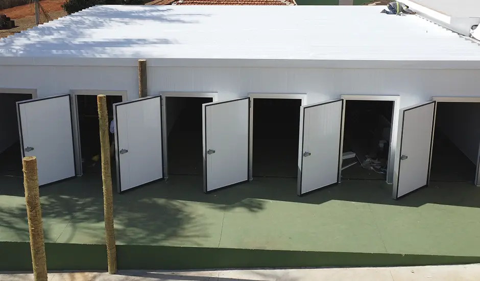 Painel isotérmico: o que é, como funciona e por que se tornou solução estratégica para edificações eficientes